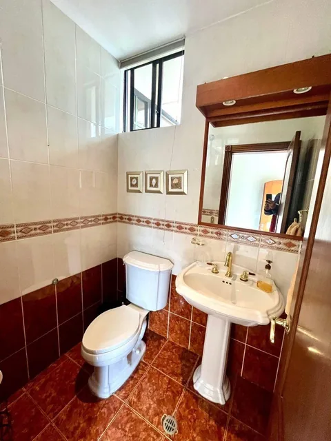 Cumbayá – Urbanización San Isidro | Vendo Amplia Casa de 500 m² de Construcción en 550 m² de Terreno — imagen 3