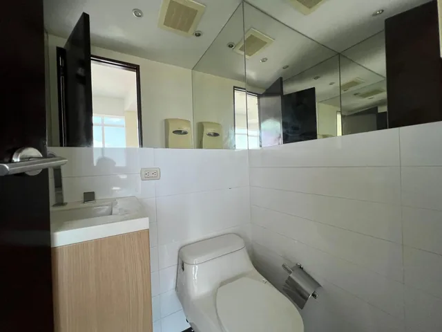 Venta Oficina Moderna en El Edificio Blue Towers, Guayas — imagen 5