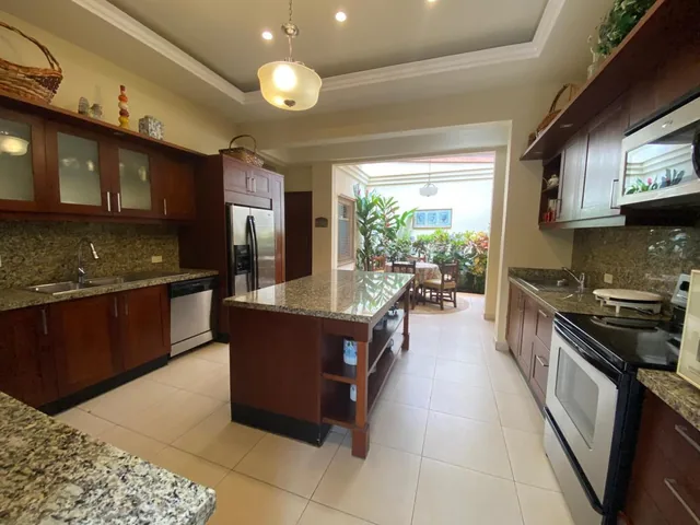Vendo Lujosa Casa 760 m² Construcción, Terreno 1.295 m², Urb, Alta Seguridad 24h — imagen 2
