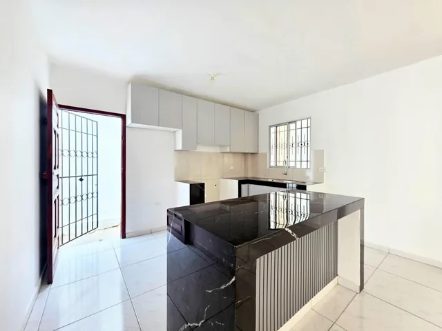 Vendo Casa de 6 Dorm. en Barrio Las Brisas Norte de Manta, Manabí — imagen 4