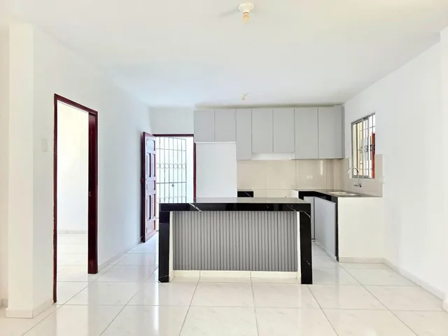 Vendo Casa de 6 Dorm. en Barrio Las Brisas Norte de Manta, Manabí — imagen 2