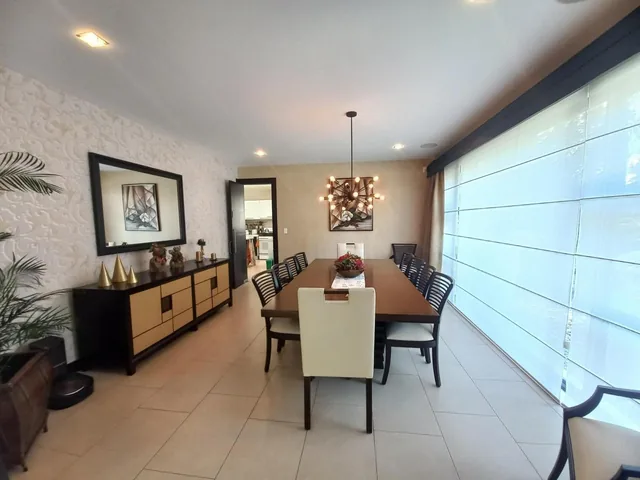 Vendo Exclusiva Casa de Lujo con Cancha de Futbol, Piscina y Jarines — imagen 5