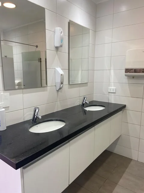 Venta o Arriendo Excelente Oficina Comercial Av 12 de Octubre — imagen 2