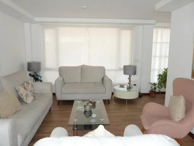 Tumbaco Casa en Venta 341 m² en Conjunto Moderna Patio — imagen 3
