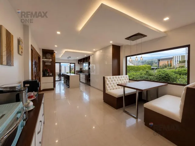 En Venta Casa de Lujo en Colinas de Challuabamba, Azuay — imagen 5