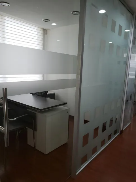 Moderna Oficina en Venta, con Divisiones, Oficinas Independientes, Amoblada. Perfecto Estado. Provincia de Pichincha — imagen 5