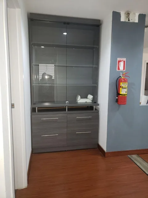 Moderna Oficina en Venta, con Divisiones, Oficinas Independientes, Amoblada. Perfecto Estado. Provincia de Pichincha — imagen 3