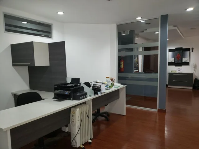Moderna Oficina en Venta, con Divisiones, Oficinas Independientes, Amoblada. Perfecto Estado. Provincia de Pichincha — imagen 2