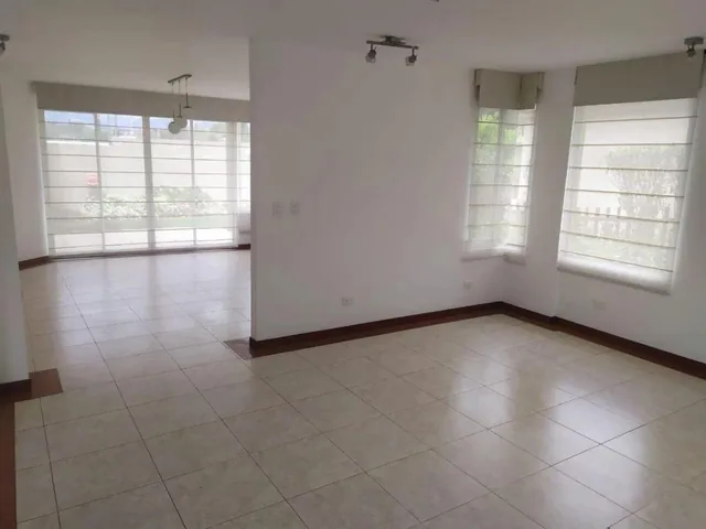 Cumbayá Sector Santa Inés Casa en Venta 3 Dorm. Sala Tv en Conjunto Jardín — imagen 4