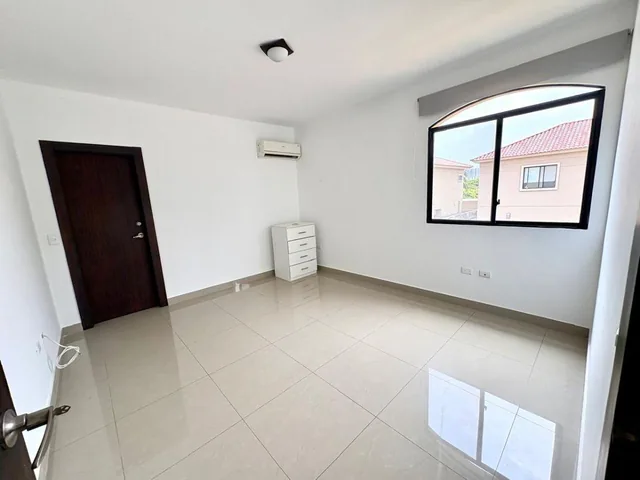 Samborondón - Últimos Kms. Vendo Casa 4 Dorm.; Patio Grande, Guayas — imagen 4