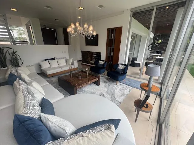 Venta, Moderna Casa Amplio Jardin Sector Rancho San Francisco — imagen 4