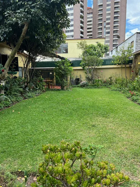 Quito Sector La Mariscal Se Vende Una Hermosa Casa Ideal Para Hotel - Restaurante - Local (Cr) — imagen 5