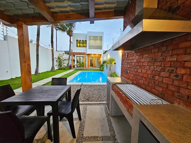 Vendo Espectacular Casa de Lujo con Piscina a Pocas Cuadras del Malecon — imagen 3