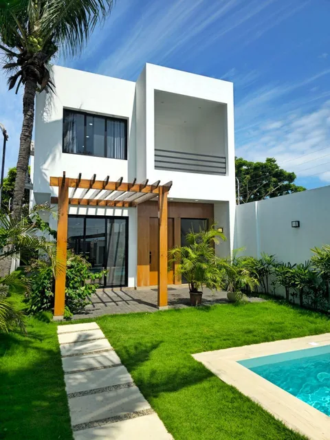 Vendo Espectacular Casa de Lujo con Piscina a Pocas Cuadras del Malecon — imagen 2