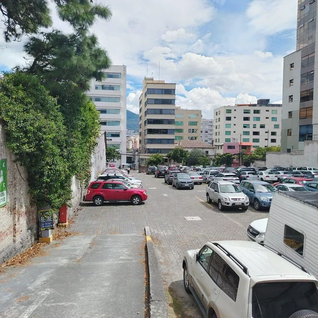 Vendo Gran Terreno en La Av 12 de Octubre Sector de Primera — imagen 3