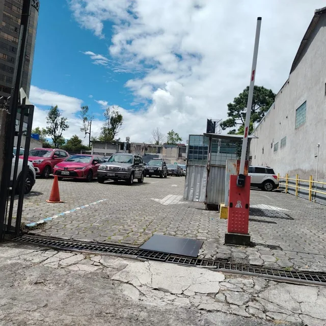 Vendo Gran Terreno en La Av 12 de Octubre Sector de Primera — imagen 2