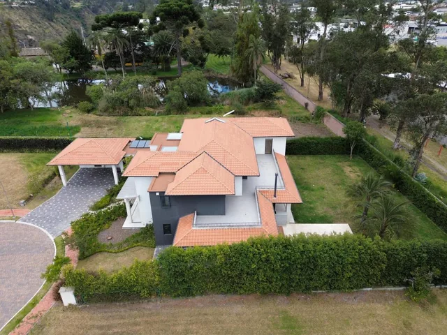 Casa de Venta Dentro de Urbanización Exclusiva en Puembo. en El Mejor Sector de Puembo — imagen 4