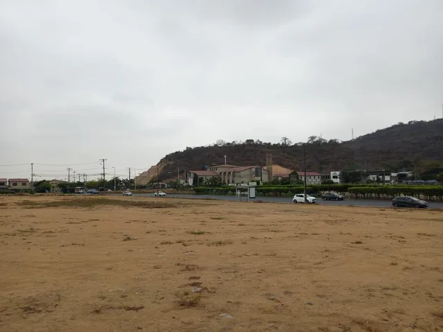Terreno Esquinero de Venta en La Urbanización Villa Club, Uso Comercial. Guayas — imagen 2