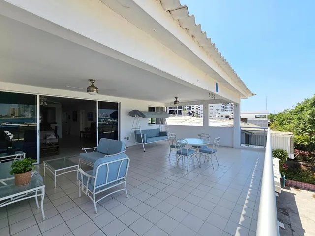 Vendo Espectacular Casa de 3 Pisos Al Pie del Mar en El Malecon de Salinas — imagen 2