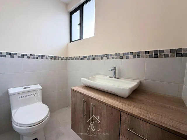 Casa con Ingreso Independiente en Venta Sector Mitad del Mundo — imagen 5