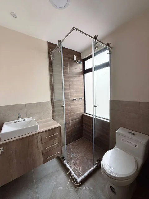 Casa con Ingreso Independiente en Venta Sector Mitad del Mundo — imagen 4