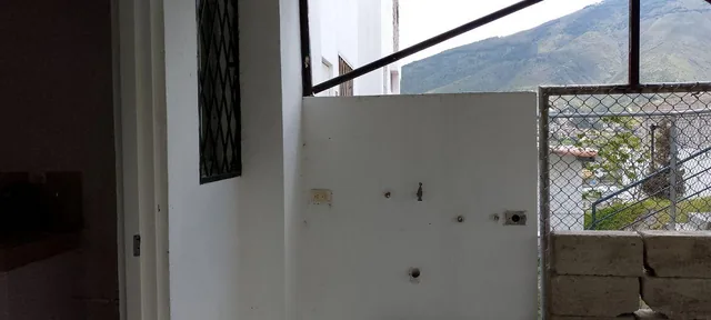 En Venta Casa de 3 Pisos en Pomasqui - Ciudad Bicentenario — imagen 4