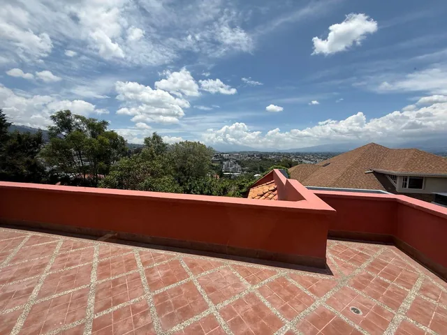 Vendo Casa Elegante, de Lujo urbanización Exclusiva Cumbaya, alta Seguridad, Vistas Canchas — imagen 2