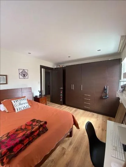 Preciosa Casa Independiente Espaciosa, Extenso Jardín Dentro Urbanización — imagen 3