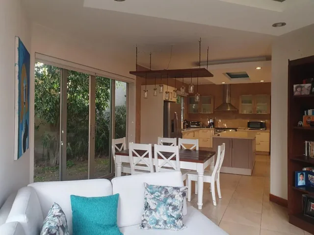 Casa Moderna Dentro de Urbanizacion Cerca Cole Menor — imagen 5
