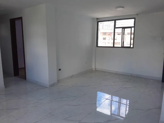 Vendo Departamento Remodelado con Parqueadero y Secadero Hermosa Vista a La Ciudad, Av de Los Grana — imagen 3