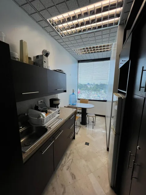 Se Vende Elegante Oficina Frente Albán Borja, Km 2 Ave Carlos Julio Arosemena!, Guayas — imagen 3