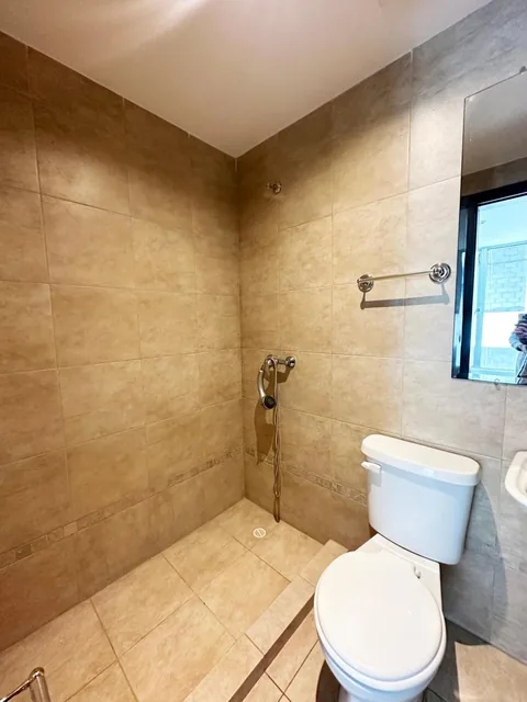 Vendo Hermoso y Cómodo Departamento Sector Republica del Salvador — imagen 3
