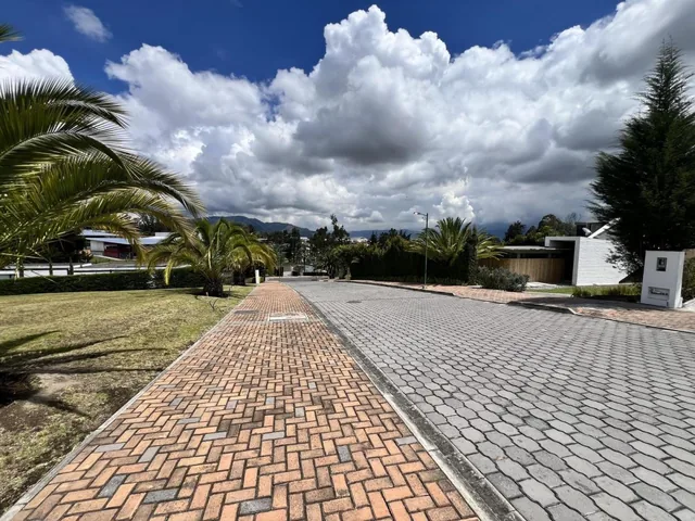 Terreno de Venta Ubicado en Puembo Dentro de Urbanización. Sector Colegio Americano — imagen 2