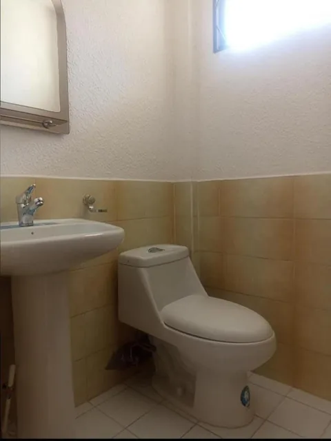 En Venta Hermosa y Amplia Casa, Quito Norte, Cerca Colegio Alvernoa — imagen 4