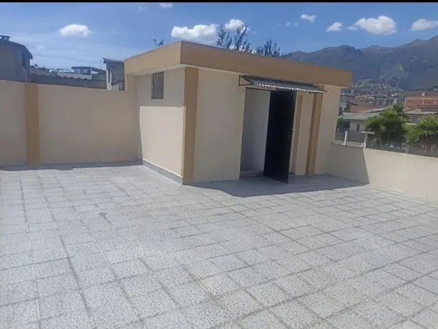 En Venta Hermosa y Amplia Casa, Quito Norte, Cerca Colegio Alvernoa — imagen 2
