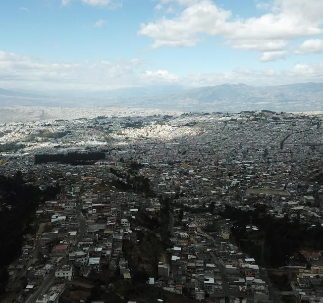 Ventaterreno Quito Norte 2.390 m² La Legarda, Av Occidental — imagen 4