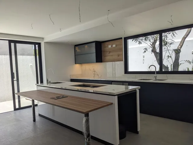 Venta Espectacular Casa 4 Dorm., Piscina, Urbanización Exclusiva de Nayón — imagen 4