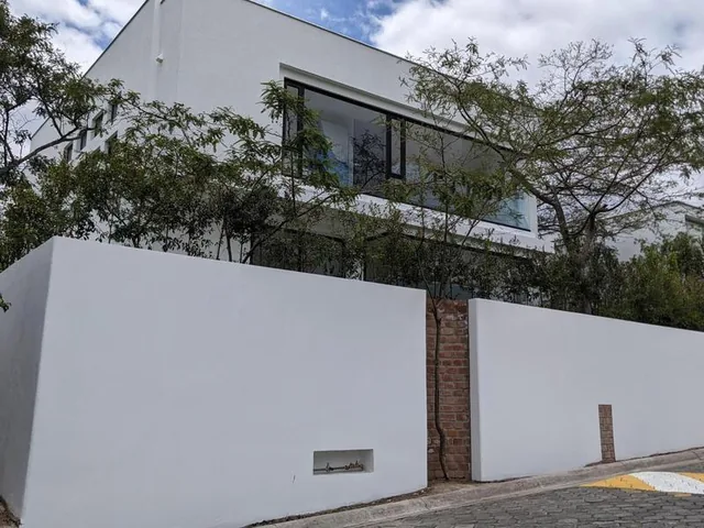 Venta Espectacular Casa 4 Dorm., Piscina, Urbanización Exclusiva de Nayón — imagen 3