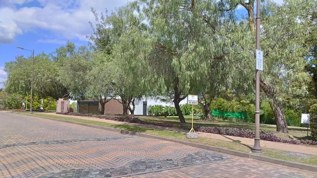 Re/max Futuro Vende Hermoso Terreno de 1.511 m² Urbanización Santa Inés Cumbaya — imagen 3