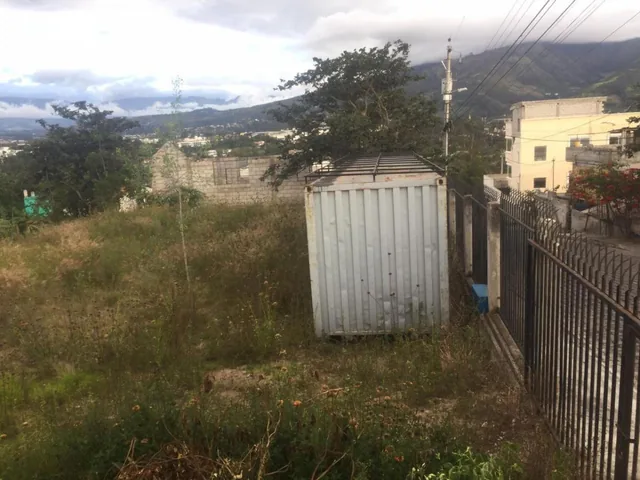 Buen Terreno Independiente 1086 m² Centro de Cumbayá con Proyecto de Suites — imagen 2