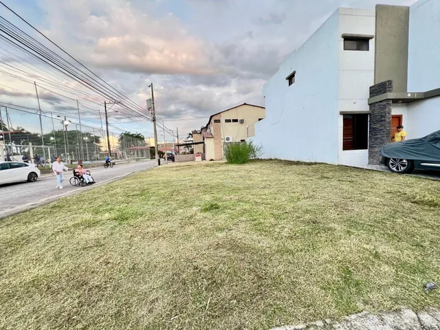 Se Vende Terreno Esquinero en Urbanización Villa Club, Guayas — imagen 3
