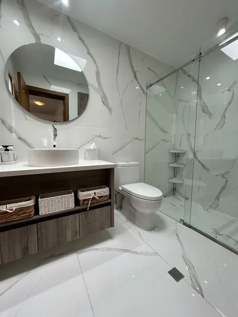 Hermosa Casa de 4 Habitaciones a La Venta Cerca a La Embajada Americana — imagen 3