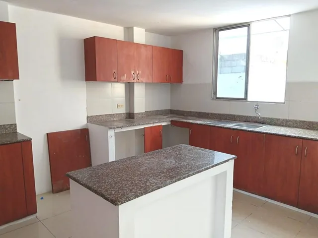 Casa de Venta en La Urbanización Castilla, 3 Dorm., Vía a Samborondón, Guayas — imagen 2