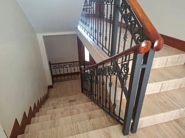 Casa de 941 m² con 4 Dorm. en Venta o Alquiler en Monteserrín — imagen 3
