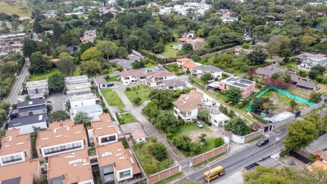 Terreno de Venta Av Francisco de Orellana Sector La Viña con 4 Casas — imagen 4