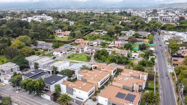 Terreno de Venta Av Francisco de Orellana Sector La Viña con 4 Casas — imagen 2