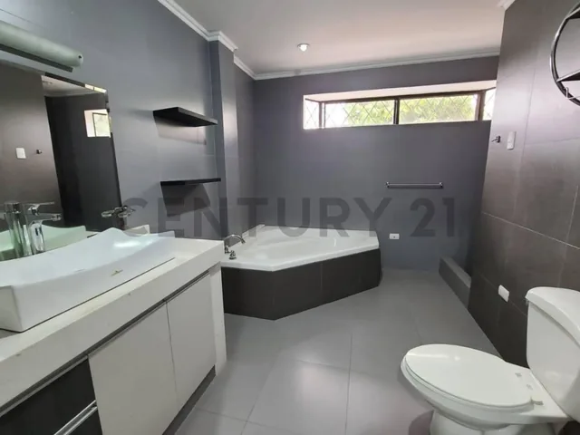 Venta Casa Residencial en Kennedy Norte, Guayas — imagen 2